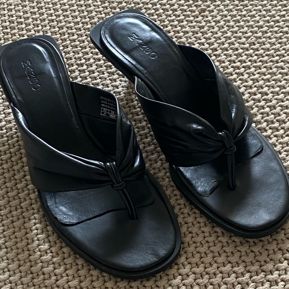 SOLD 🚫 Kitten heel sandals